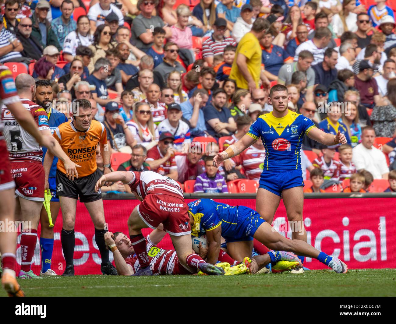 Das Finale Des Betfred Challenge Cups 2024. Rodrick Tai wird von Jake Wardle und Harry Smith zu Boden gebracht, während Danny Walker zusieht Stockfoto