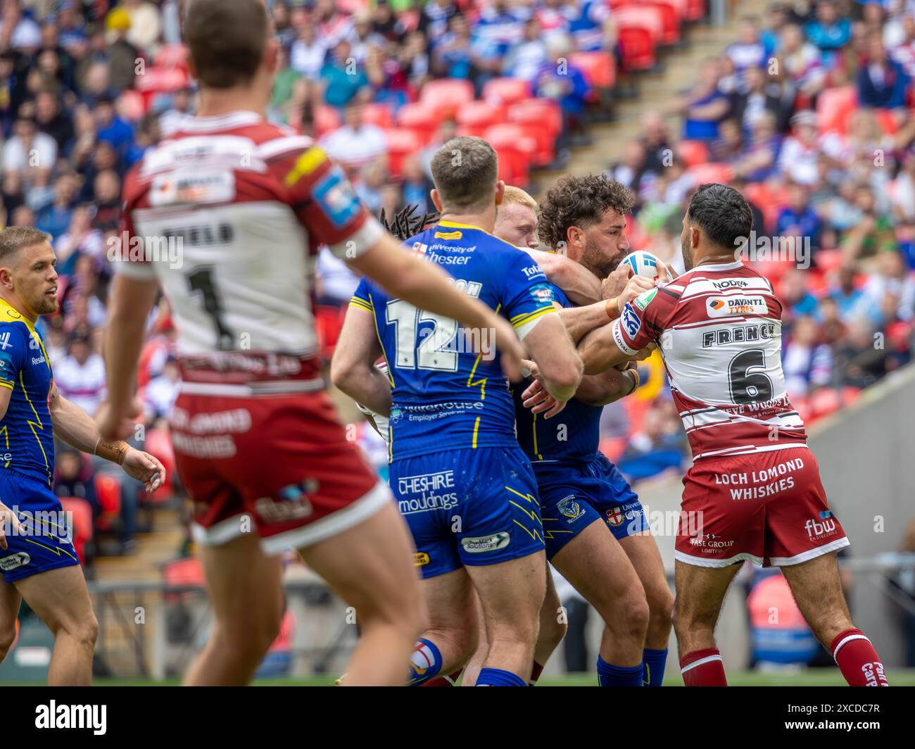 Das Finale Des Betfred Challenge Cups 2024. Toby King wird von Bevan French und Zach Eckersley angegriffen Stockfoto