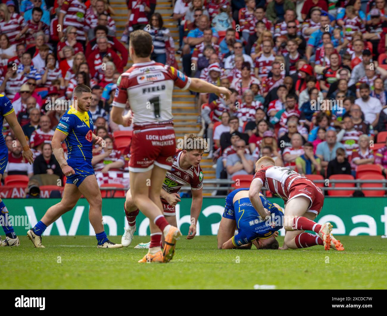 Das Finale Des Betfred Challenge Cups 2024. Matty Ashton wird von Zach Eckersley zu Boden gebracht Stockfoto