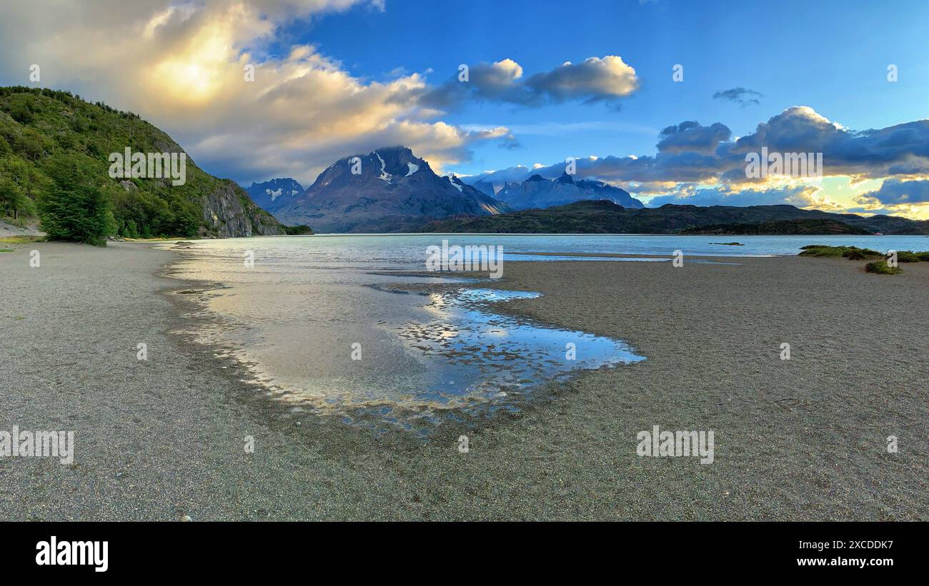 Weitwinkelfoto des Logograuen Sees im Nationalpark Torres del Paine im chilenischen Patagonien. Stockfoto