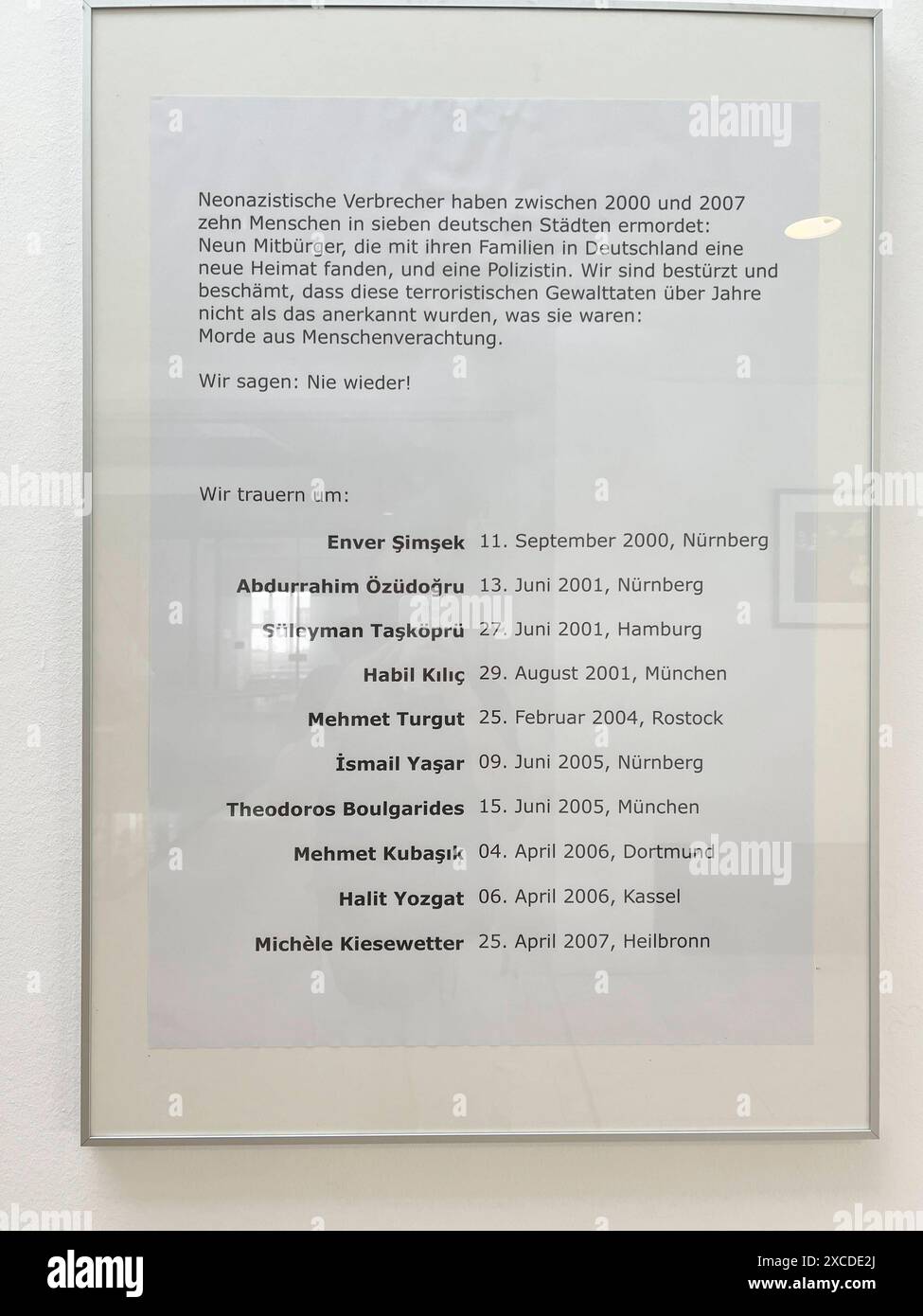 NSU-Gedenken Aushang im Rathaus in Zwickau erinnert an die Verbrechen des NSU und erwähnt nicht, dass die NSU-Mitglieder auch von Zwickau aus operiert haben. / Poster im Zwickauer Rathaus zum Gedenken an die Verbrechen rechter Terroristen des NSU, 9.6.2024 Foto: Robert B. Fishman *** NSU-Gedenkplakat im Rathaus Zwickau zum Gedenken an die Verbrechen des NSU und ohne zu erwähnen, dass NSU-Mitglieder auch von Zwickau aus operierten Poster im Rathaus Zwickau zum Gedenken an die Verbrechen der rechten Terroristen des NSU, 9 6 2024 Foto Robert B. Fishman Stockfoto