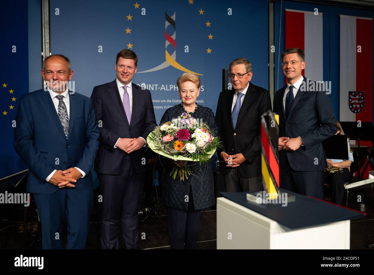 Geisa, Deutschland. Juni 2024. Der Vorsitzende des Kuratoriums der Point Alpha Stiftung, Stefan Heck (2. V. l.), der Präsident des Kuratoriums der Deutschen Einheit, Christian Hirte (r), der ehemalige Geschäftsführer des Sparkassen- und Giro-Vereins Hessen/Thüringen, Norbert Kleinheyer (2. V. R.), und der Vizepräsident des Kuratoriums der Deutschen Einheit, Knut Kreuch (l), überreicht der ehemaligen litauischen Präsidentin Dalia Grybauskaite den Punkt-Alpha-Preis. Quelle: Jacob Schröter/dpa/Alamy Live News Stockfoto