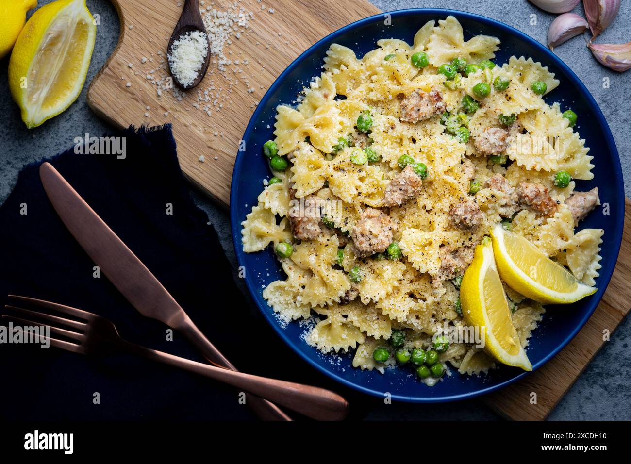 Wursterbsen- und Parmesankudeln mit Zitrone Stockfoto