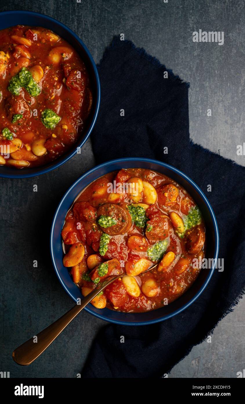 Butterbohnen und Chorizo-Eintopf in einer Schüssel Stockfoto