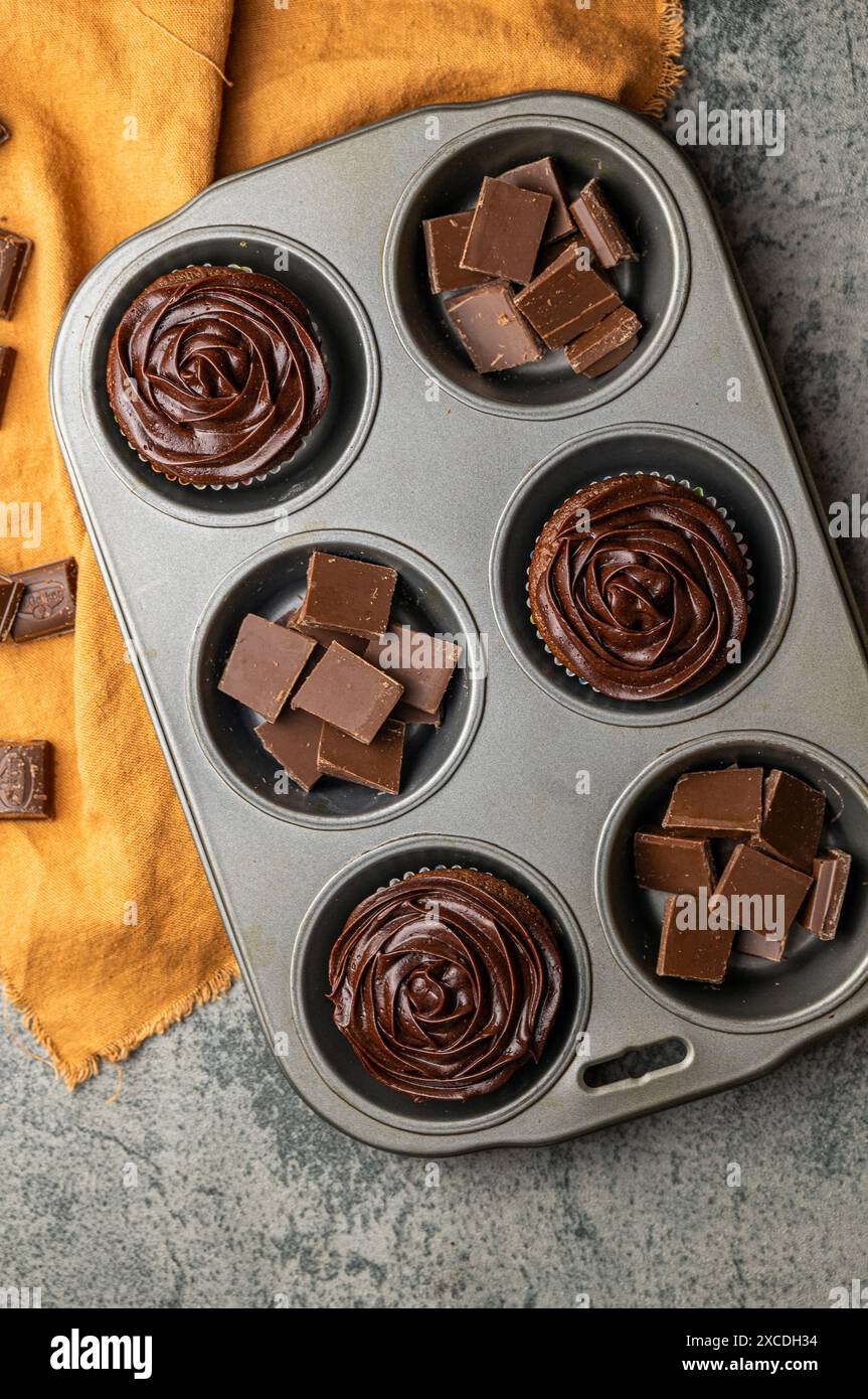 Schokoladen-Cupcakes und Milchschokolade-Quadrate Stockfoto