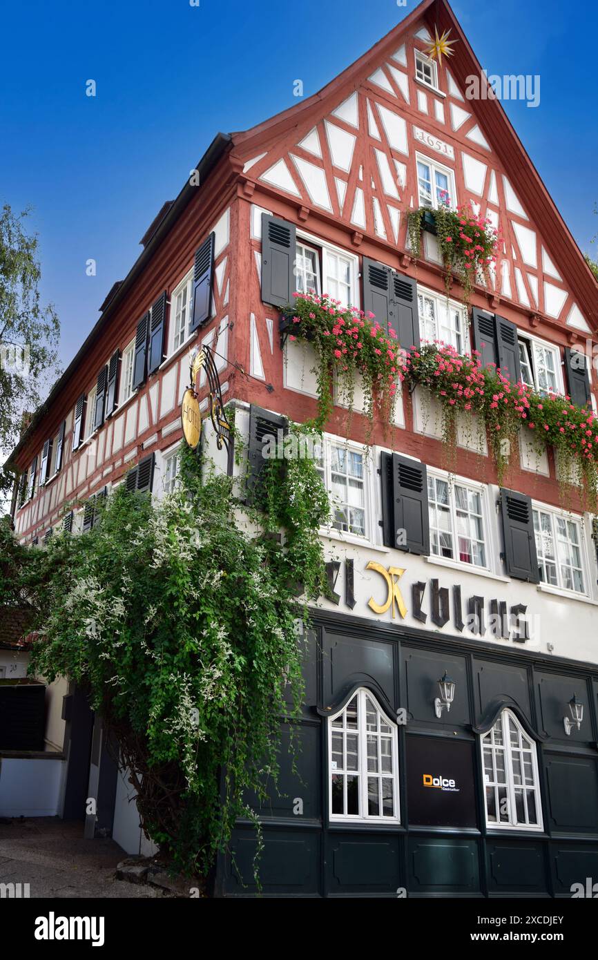 Fachwerkhaus mit roten Holzbalken des Hotel Reblaus in der Ulmer Altstadt. Kronengasse 10, Ulm, Baden-Württemberg, Deutschland, Europa Stockfoto
