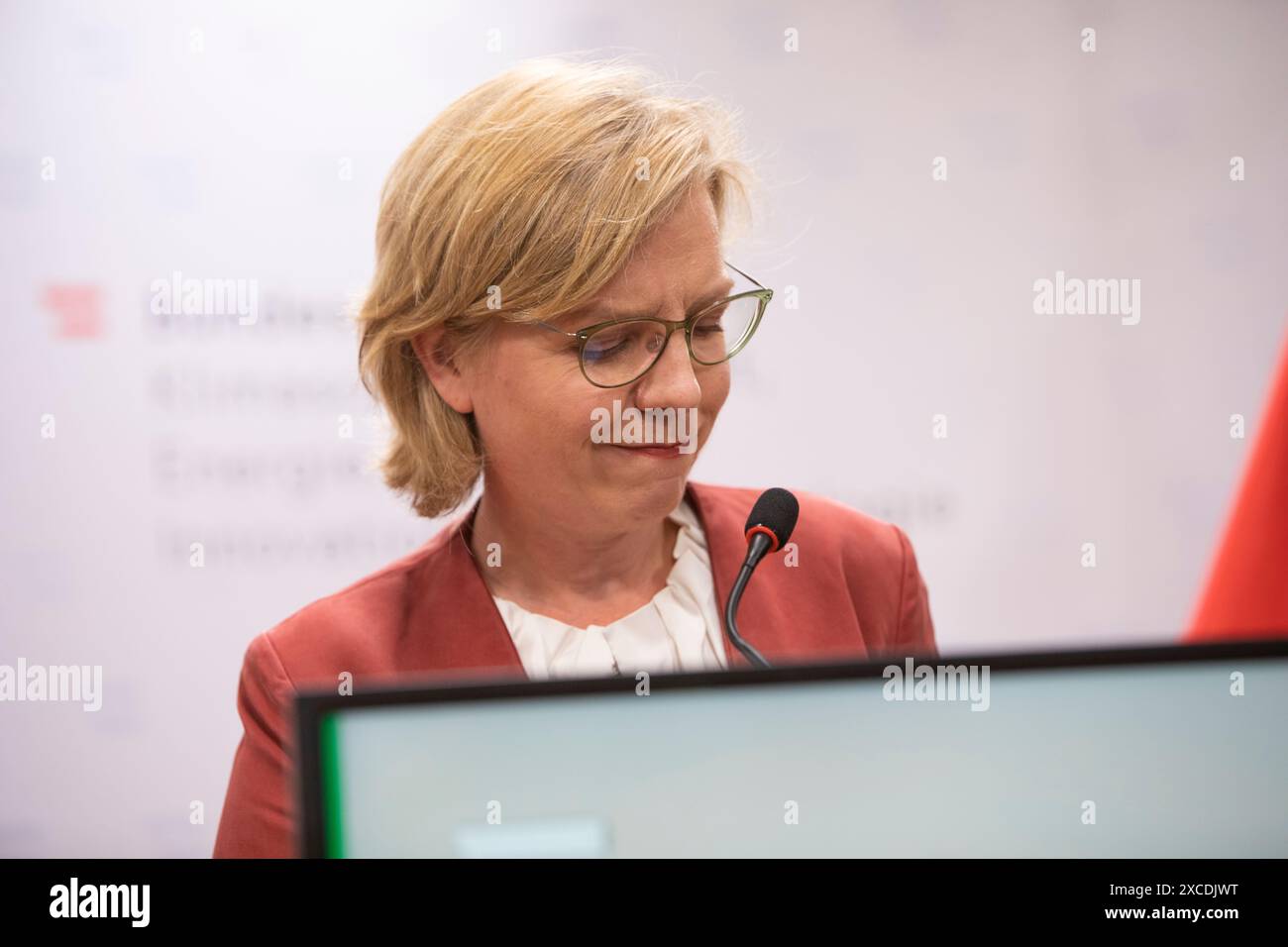 Wien, Österreich. Juni 2024. ÖSTERREICH; WIEN; 20240616; österreichische Umwelt- und Klimaministerin Leonore Gewessler während einer Pressekonferenz zum EU-Renaturierungsgesetz am 16. Juni 2024 in Wien. Gewessler will am kommenden Montag im EU-Rat für das EU-Gesetz stimmen. /// ÖSTERREICH; WIEN; 20240616; Österreichische Umwelt und Klimaministerin Leonore Gewessler während einer Pressekonferenz zum EU Renaturierungs Gesetz in Wien am 16. Juni 2024. Gewessler wird im EU Rat am kommenden Montag für das EU Gesetzt stimmen. - 20240616 PD9419 Credit: APA-PictureDesk/Alamy Live News Stockfoto