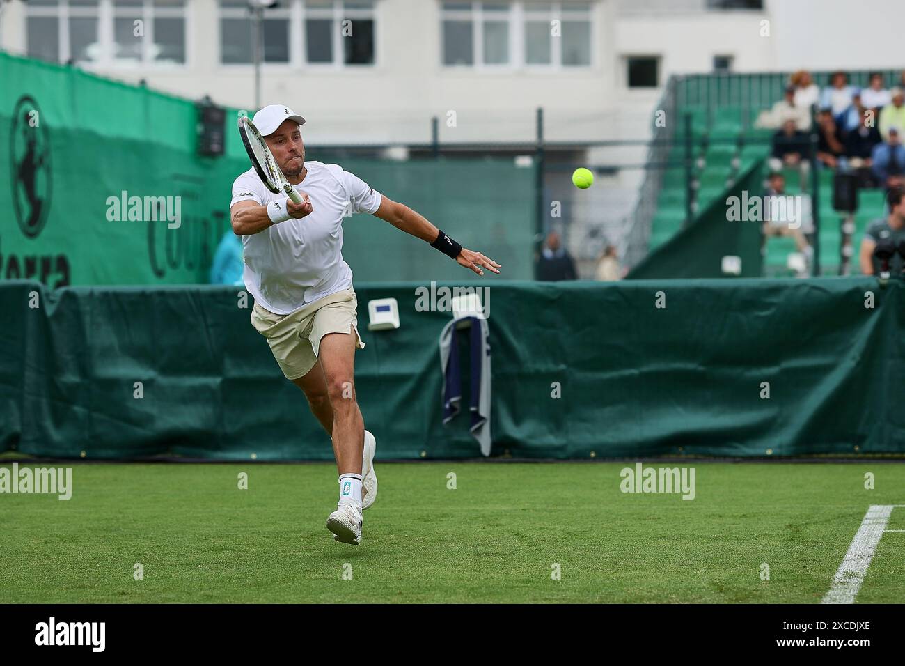 Halle Westf, Westfalen, Deutschland. Juni 2024. James Duckworth (aus) kehrt 31 mit Vorhand zurück. TERRA WORTMANN OPEN, ATP500 - Herren Tennis (Bild: © Mathias Schulz/ZUMA Press Wire) NUR REDAKTIONELLE VERWENDUNG! Nicht für kommerzielle ZWECKE! Stockfoto