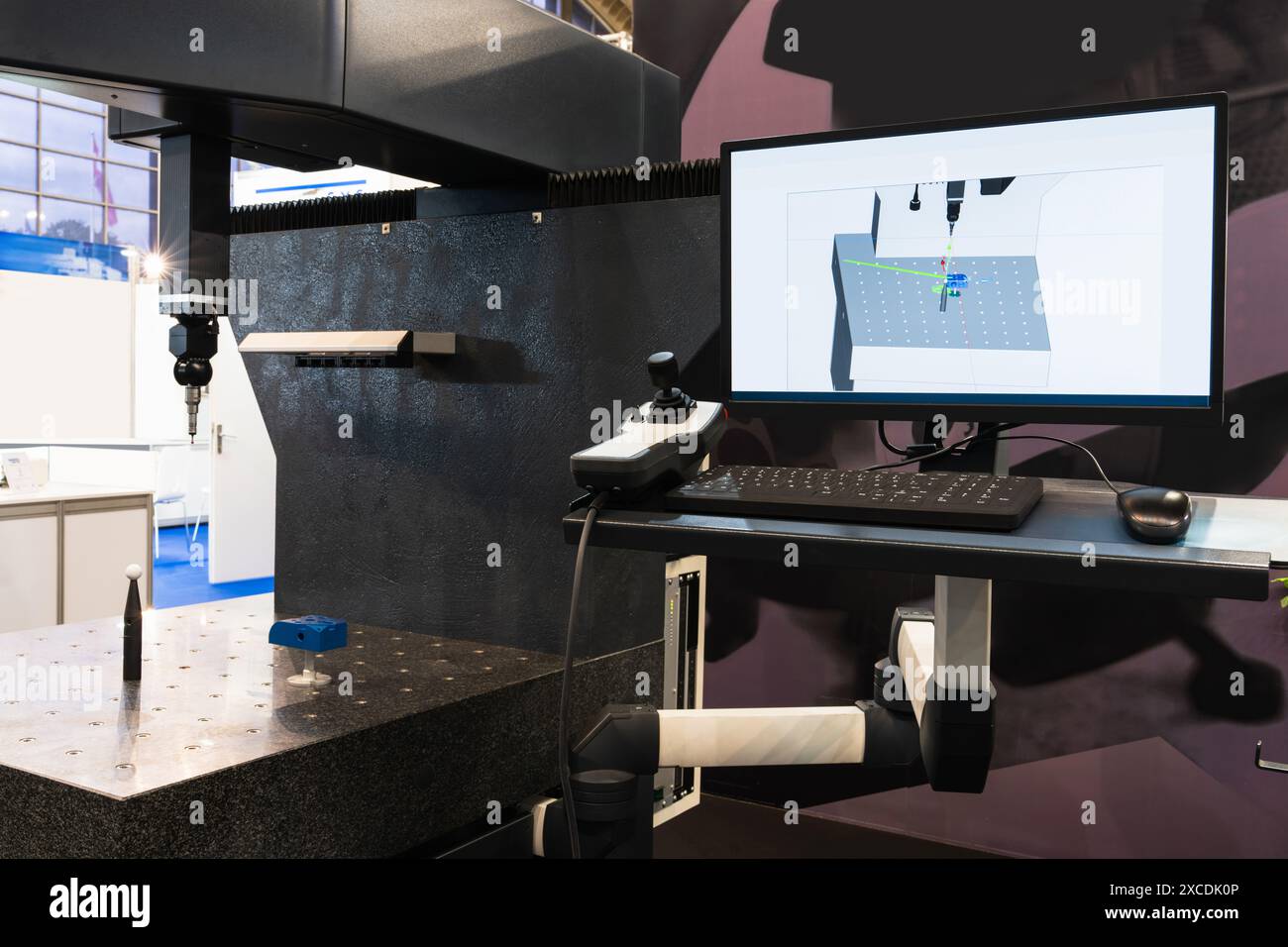 Infrarotsensor zum Messen von Teilen. Qualitätsbeurteilung in einer modernen Fabrik. Stockfoto
