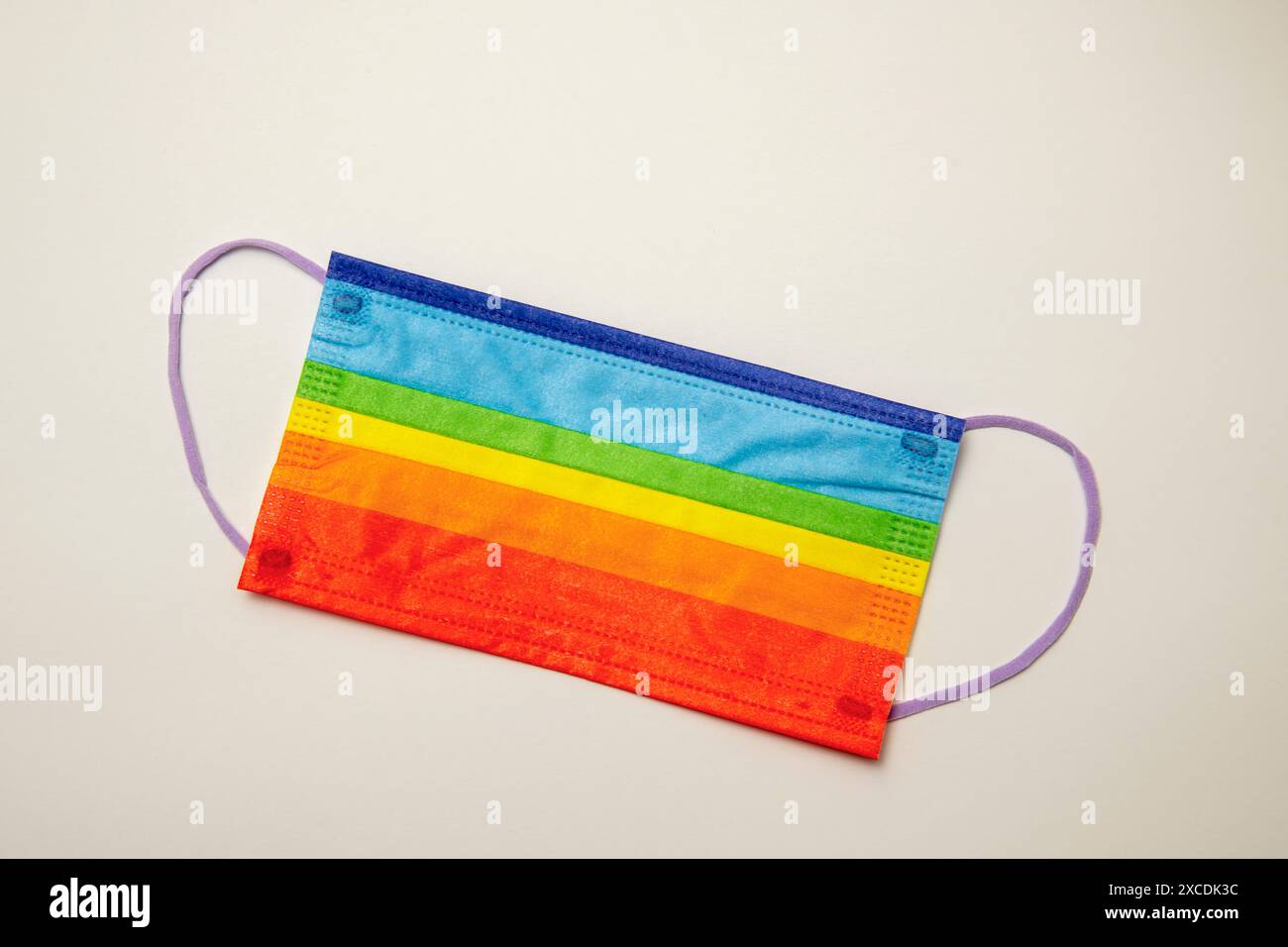 Bunte Pride Regenbogenmaske auf weißem Hintergrund. Stockfoto