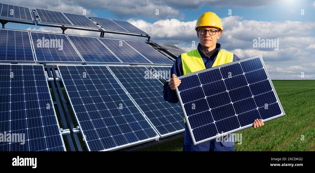 Arbeiter mit Sonnenkollektor auf einem Hintergrund der Solarstromanlage. Stockfoto