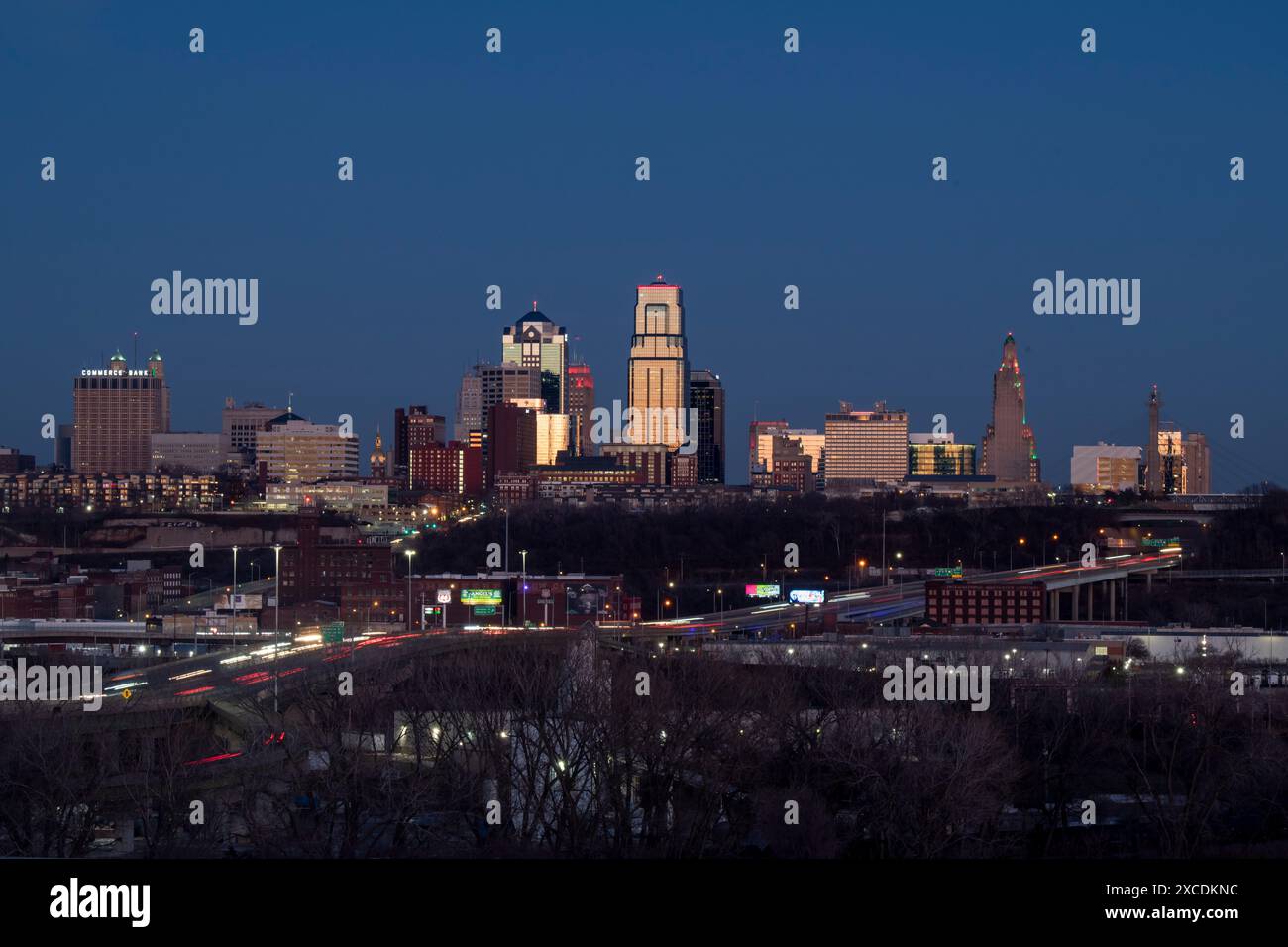Kansas City, Missouri. Abendblick auf die Skyline von Missouri bei Sonnenuntergang. Stockfoto