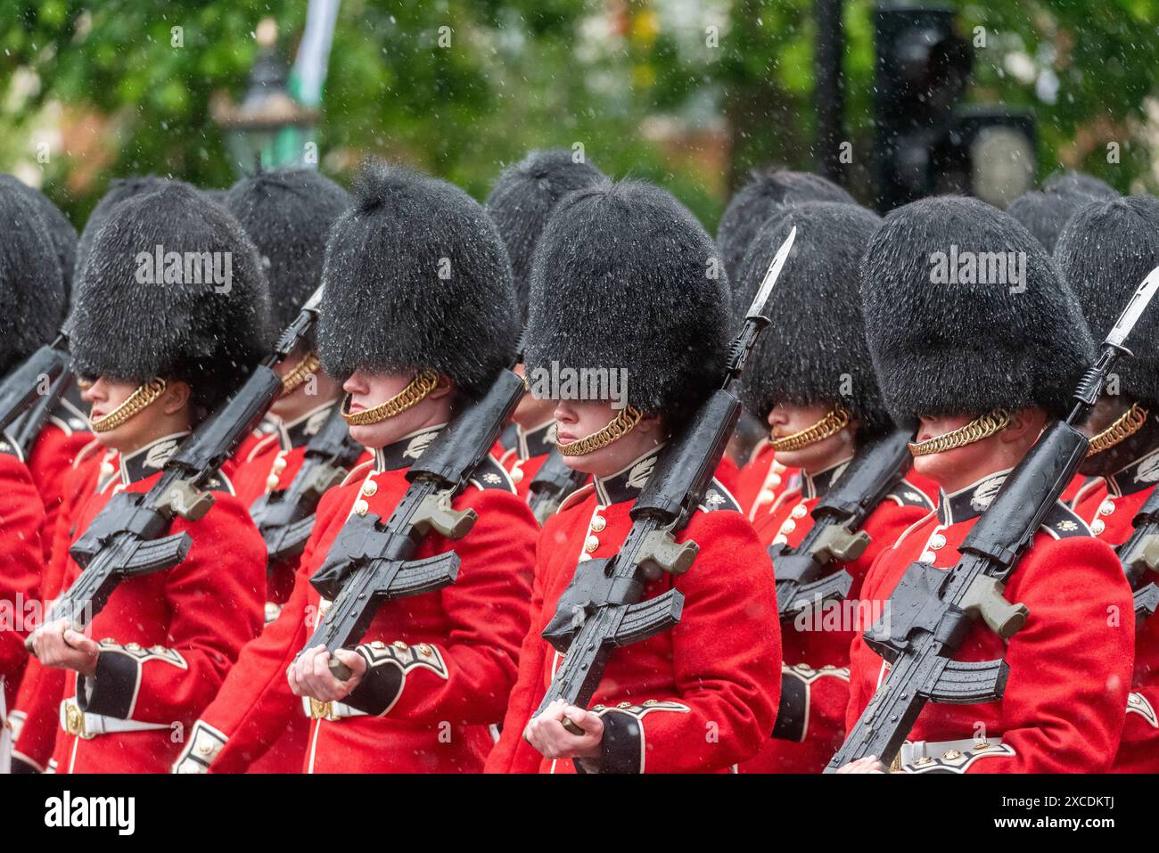 Scots Guards, Foot Guards der Household Division bei Trooping the Colour 2024 in der Mall, London, Großbritannien. Marsch im Regen Stockfoto