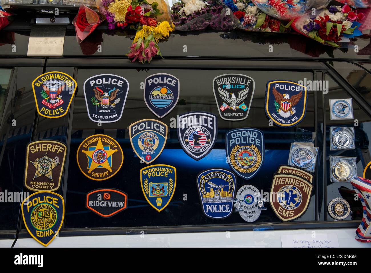 Minneapolis, Minnesota. Polizeigedenkmal für einen gefallenen Offizier, der während der Reaktion auf eine Schießerei getötet wurde. Polizeiabzeichen von vielen verschiedenen Agenturen Stockfoto