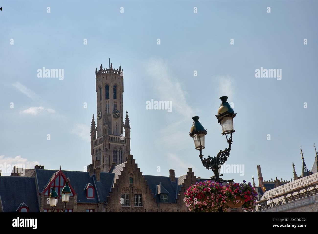 Brügge, Belgien; Juni 2024; der Glockenturm einer Brügge-Kirche oder Belfort ist ein mittelalterlicher Alarmturm im historischen Zentrum von Brügge, Belgien. Eins Stockfoto