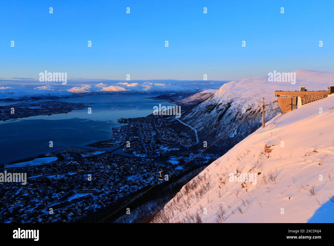 Menschen am Seilbahnaussichtspunkt mit Blick auf Tromso City, Troms County, Norwegen Stockfoto