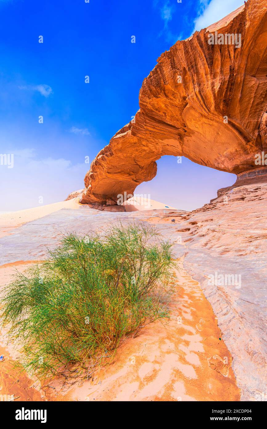 Wadi Rum, Jordanien: Felsbrücke von Kharaz im Tal des Mondes, Wüste Arabiens. Naher Osten Stockfoto