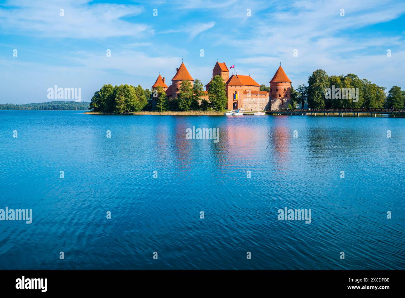 Vilnius, Litauen, 29. September 2023, schöne alte trakai Burg Ruinen in der Nähe von vilnius in der Naturlandschaft eines Sees mit blauem Himmel und Sonne im Sommer Stockfoto