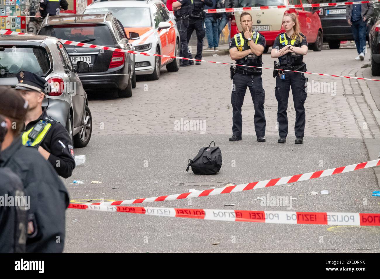 Hamburg, Deutschland. Juni 2024. Ein Rucksack liegt am Tatort. Die Polizei hat einen Mann erschossen, der mit einem Schieferhammer und einem Molotow-Cocktail bewaffnet ist, in der Nähe der Reeperbahn in Hamburg-St. Pauli. Er wurde ins Bein geschlagen und wird medizinisch behandelt, sagte ein Polizeisprecher am Sonntag. Quelle: Bodo Marks/dpa/Alamy Live News Stockfoto