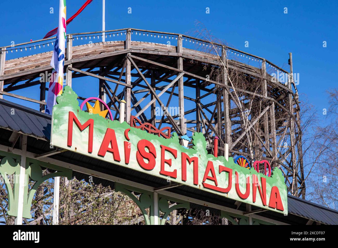 Maisemajuna-Schild und alte hölzerne Achterbahn, erbaut 1951, vor klarem blauem Himmel im Linnanmäki Vergnügungspark, Helsinki, Finnland Stockfoto