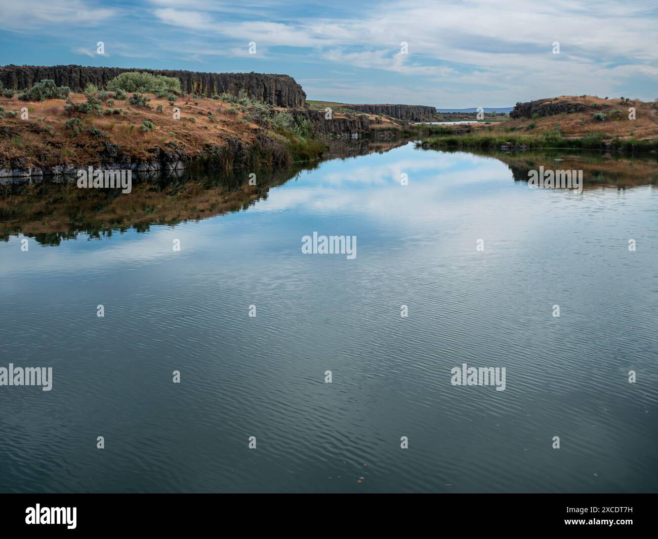 WA25414-00..WASHINGTON - Reflections Canal Lake, Teil des Seep Lakes Wildlife Area. Stockfoto