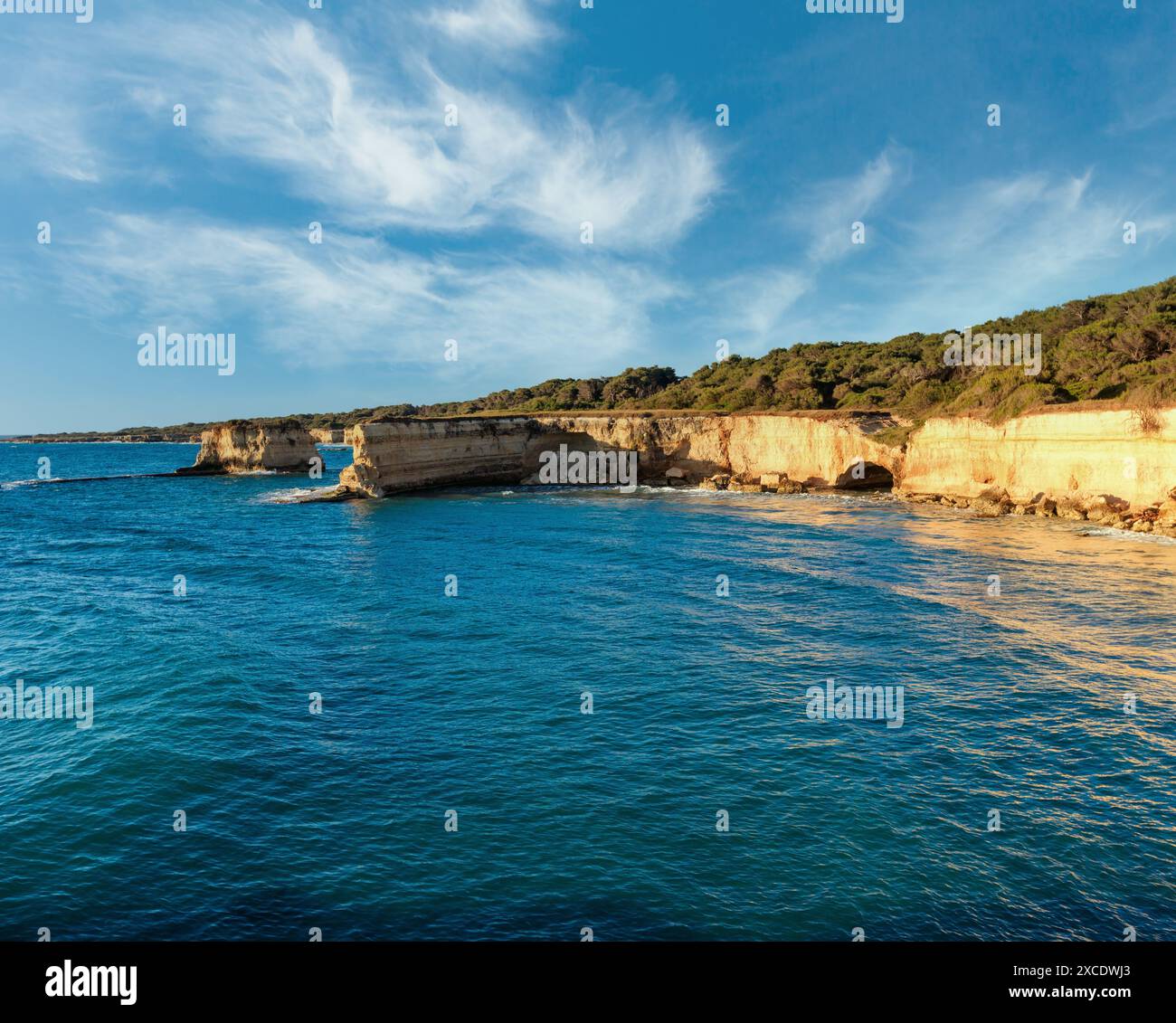 Malerische Meereslandschaft bei Sonnenaufgang mit weißen felsigen Klippen, Meeresbucht, Inselchen und faraglioni am Strand Spiaggia della Punticeddha, Salento Adriaküste, Stockfoto