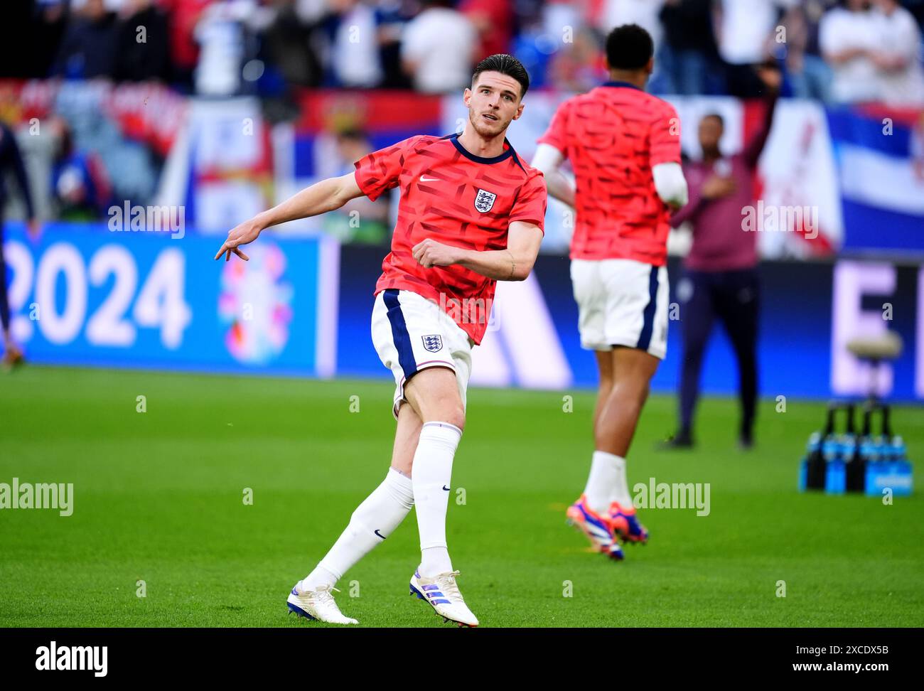 Englands Declan Rice wärmt sich vor dem Gruppenspiel der UEFA Euro 2024 ...