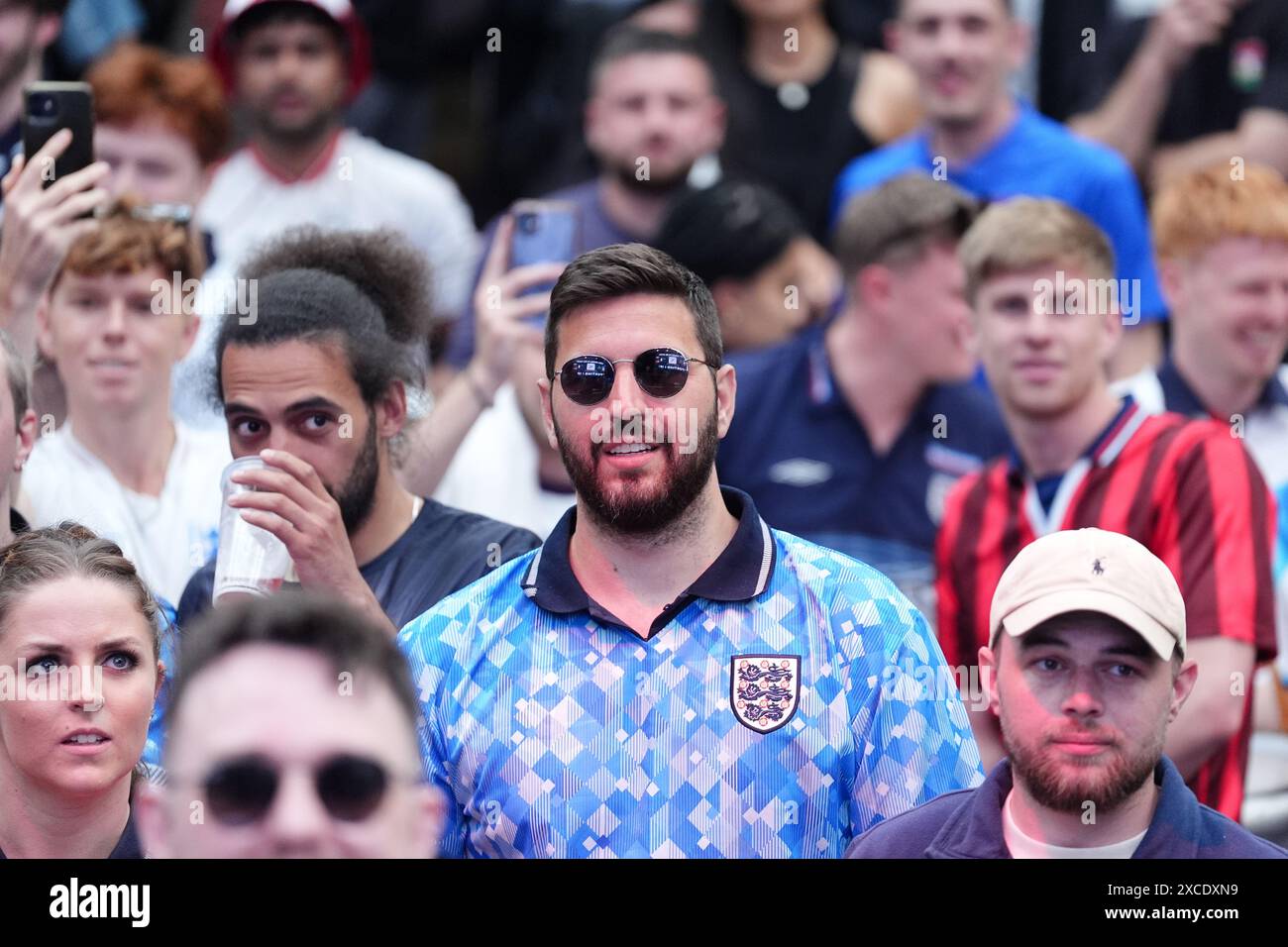 Fans im 4theFans Greenwich Fan Park in London sehen sich das Spiel der UEFA Euro 2024 Gruppe C zwischen Serbien und England an. Bilddatum: Sonntag, 16. Juni 2024. Stockfoto