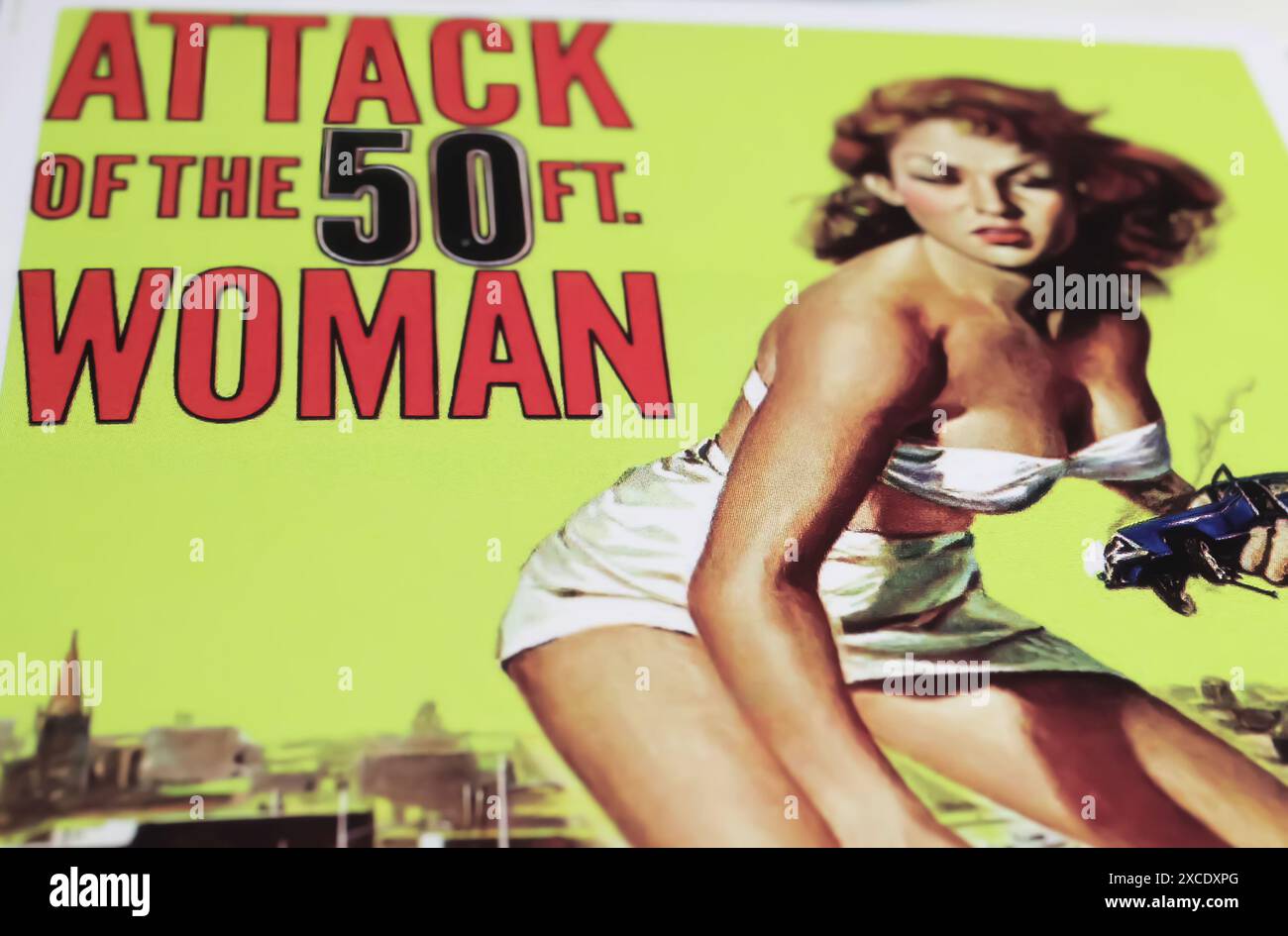 Viersen, Deutschland - 9. Mai. 2024: Kinofilmplakate aus dem Horrorfilm Attack of the 50 Foot Woman aus dem Jahr 1958 Stockfoto