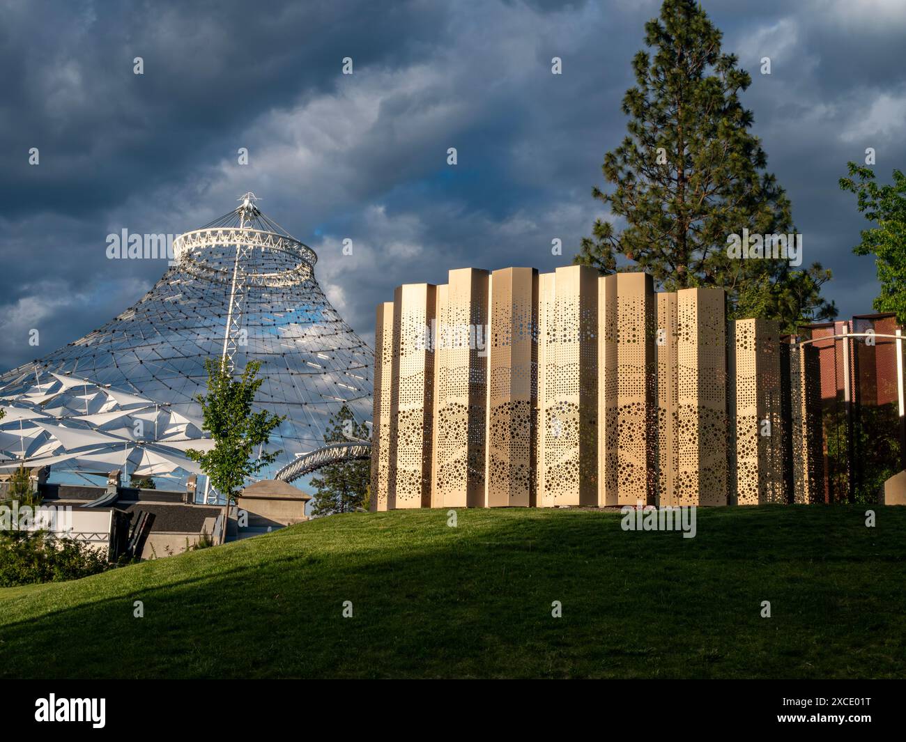 WA25438-00...WASHINGTON - stilisierter Kolumner Basalt und der Pavillon von der Expo 74 im Spokane's Riverfront Park. Stockfoto