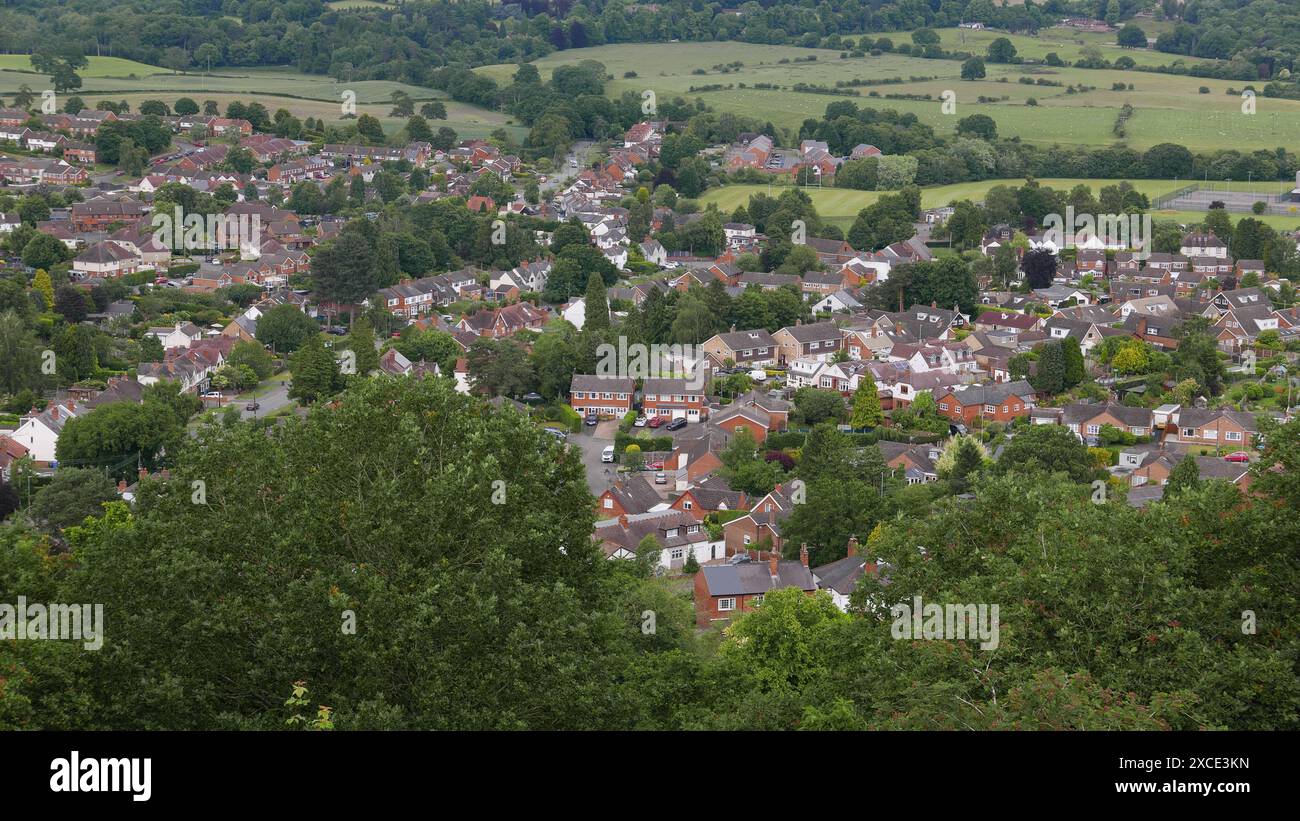 Blick auf die Stadt Kinver vom Kinver Edge. Staffordshire. UK 2024. Stockfoto