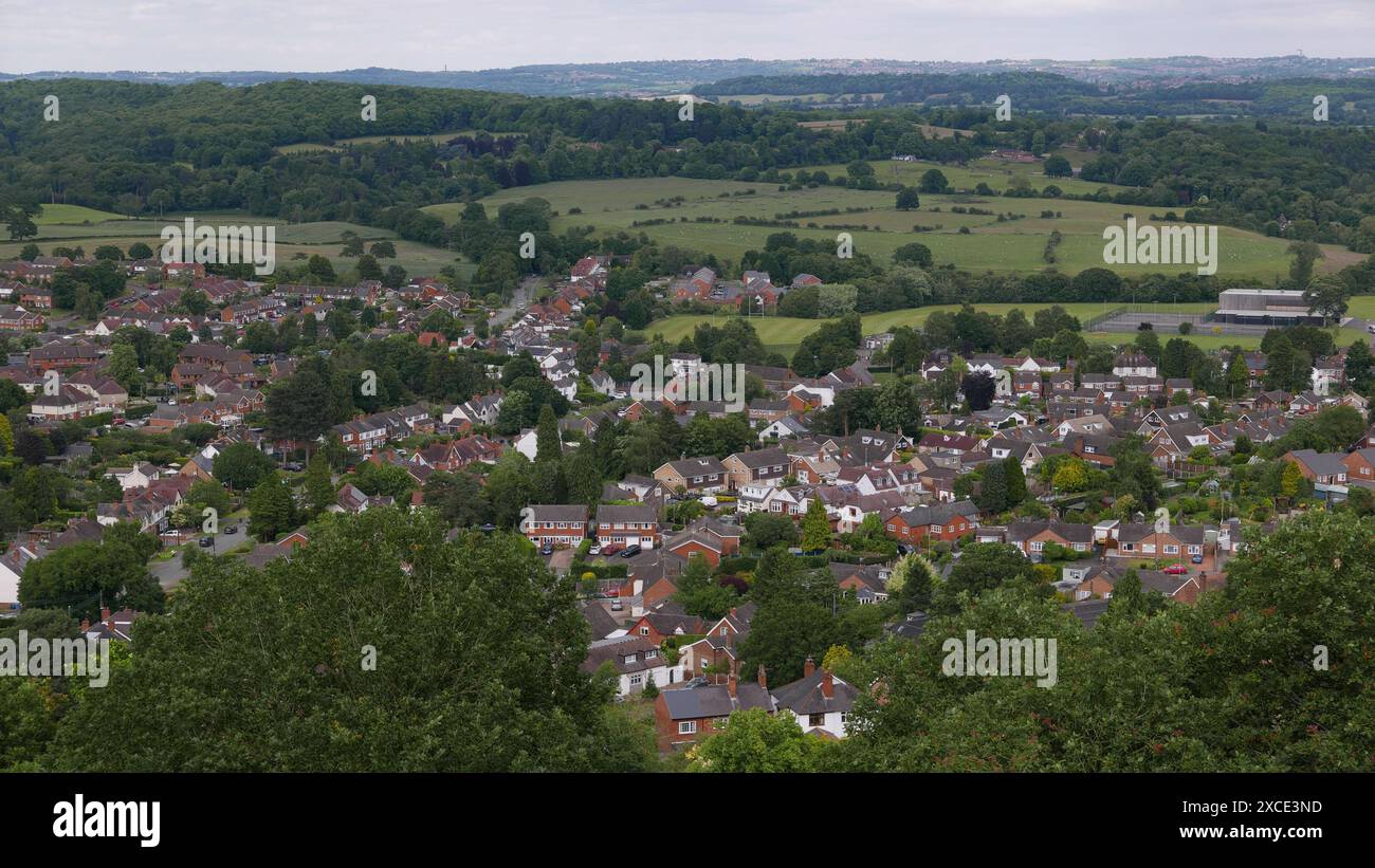 Blick auf die Stadt Kinver vom Kinver Edge. Staffordshire. UK 2024. Stockfoto