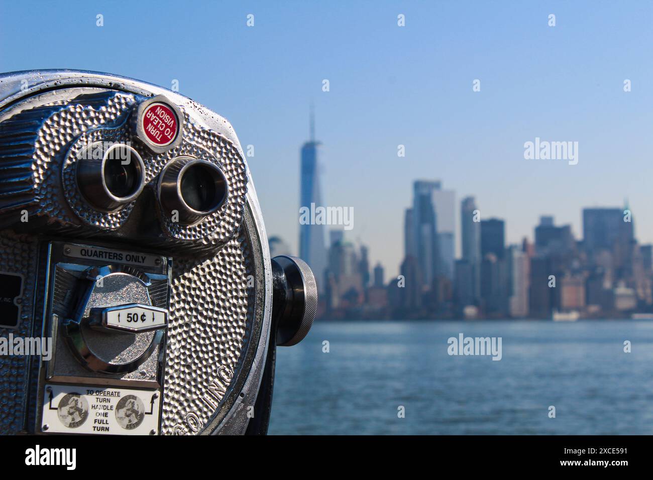 15.03.2022, New York, Fernglas zur Beobachtung der berühmten Skyline von Manhattan. Ferngläser bieten einen detaillierten Panoramablick auf die Stadt Stockfoto