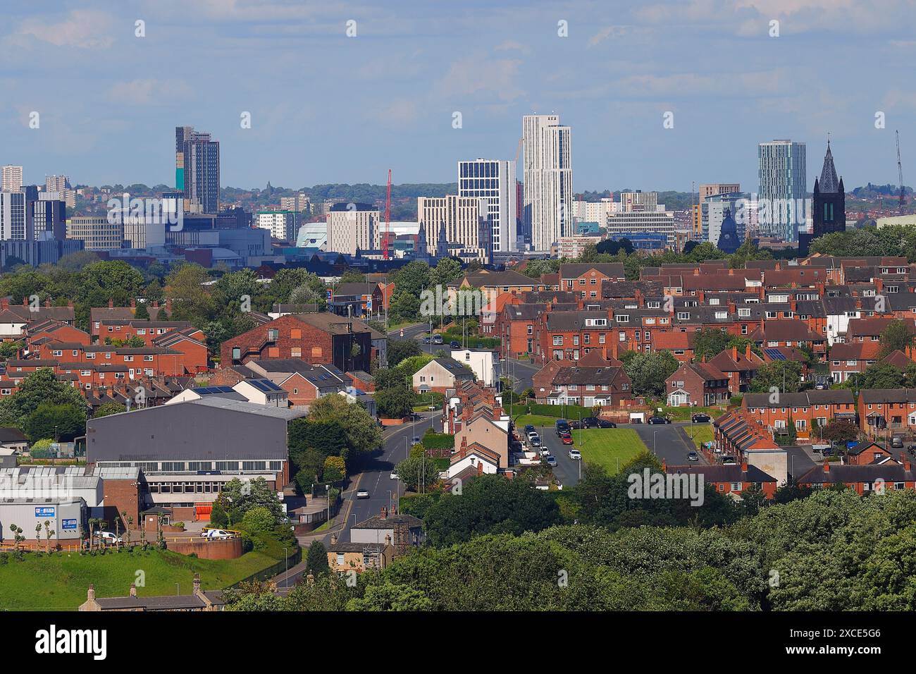 Ein Blick auf die Skyline von Leeds City in der Nähe von West Leeds. Das Altus House ist derzeit das höchste Gebäude in Leeds & Yorkshire. Stockfoto