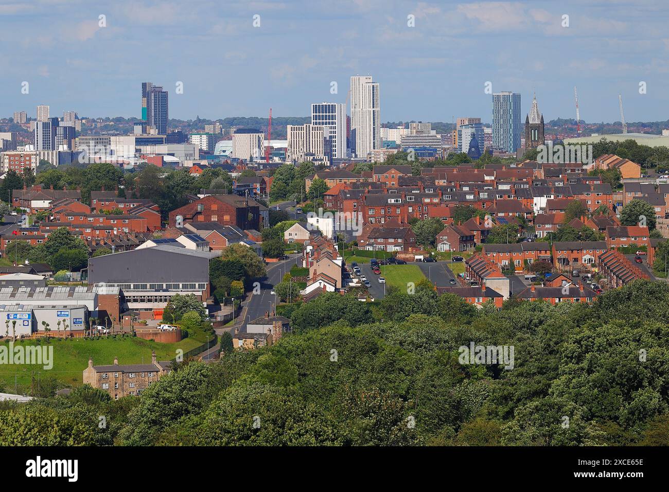 Ein Blick auf die Skyline von Leeds City in der Nähe von West Leeds. Das Altus House ist derzeit das höchste Gebäude in Leeds & Yorkshire. Stockfoto