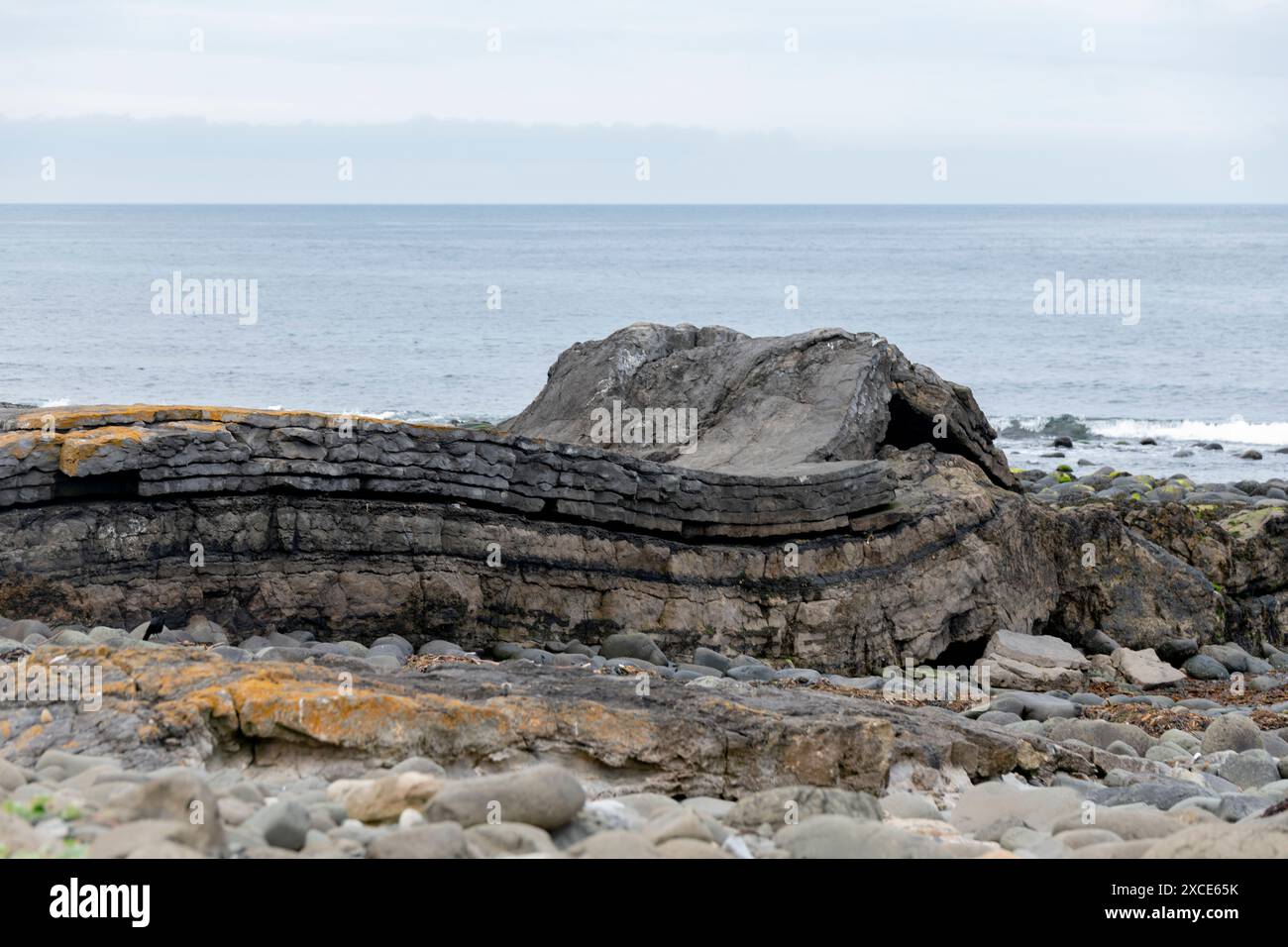 Gefaltete Felsschichten neben Dunstanburgh Castle Stockfoto