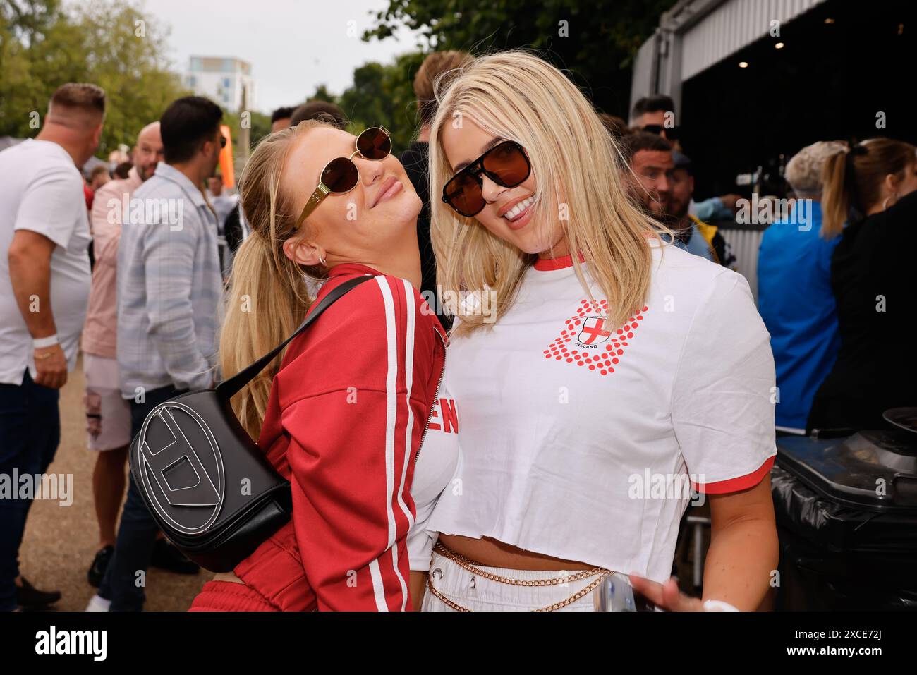 Central Park, Brighton, Großbritannien. Fans im Euro-Fan-Park, 4theFans, Central Park, Brighton im Serbien-gegen-England-Fan-Park Brighton 16. Juni 2024 Credit: David Smith/Alamy Live News Stockfoto