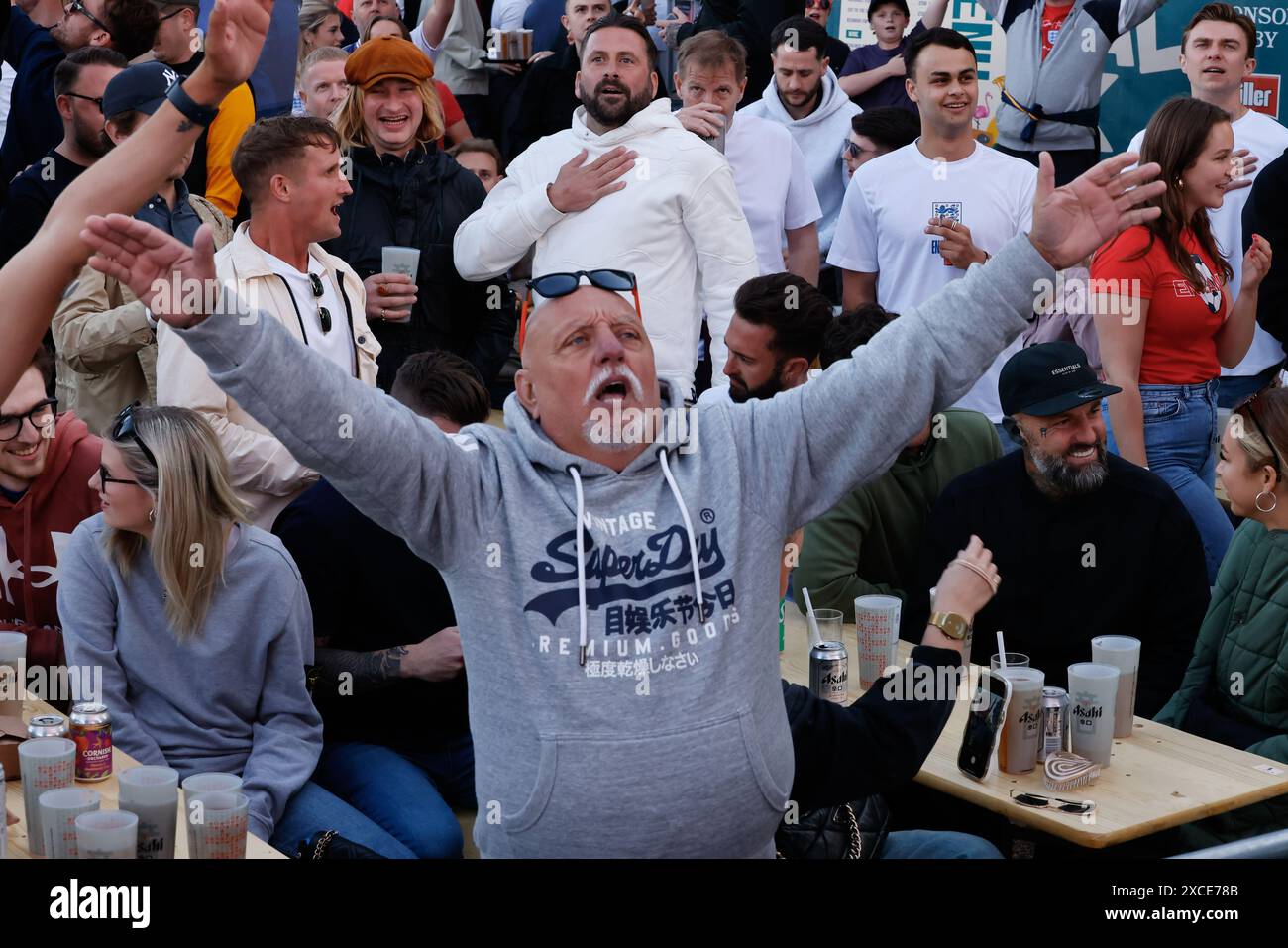 Central Park, Brighton, Großbritannien. Fans im Euro-Fan-Park, 4theFans, Central Park, Brighton im Serbien-gegen-England-Fan-Park Brighton 16. Juni 2024 Credit: David Smith/Alamy Live News Stockfoto