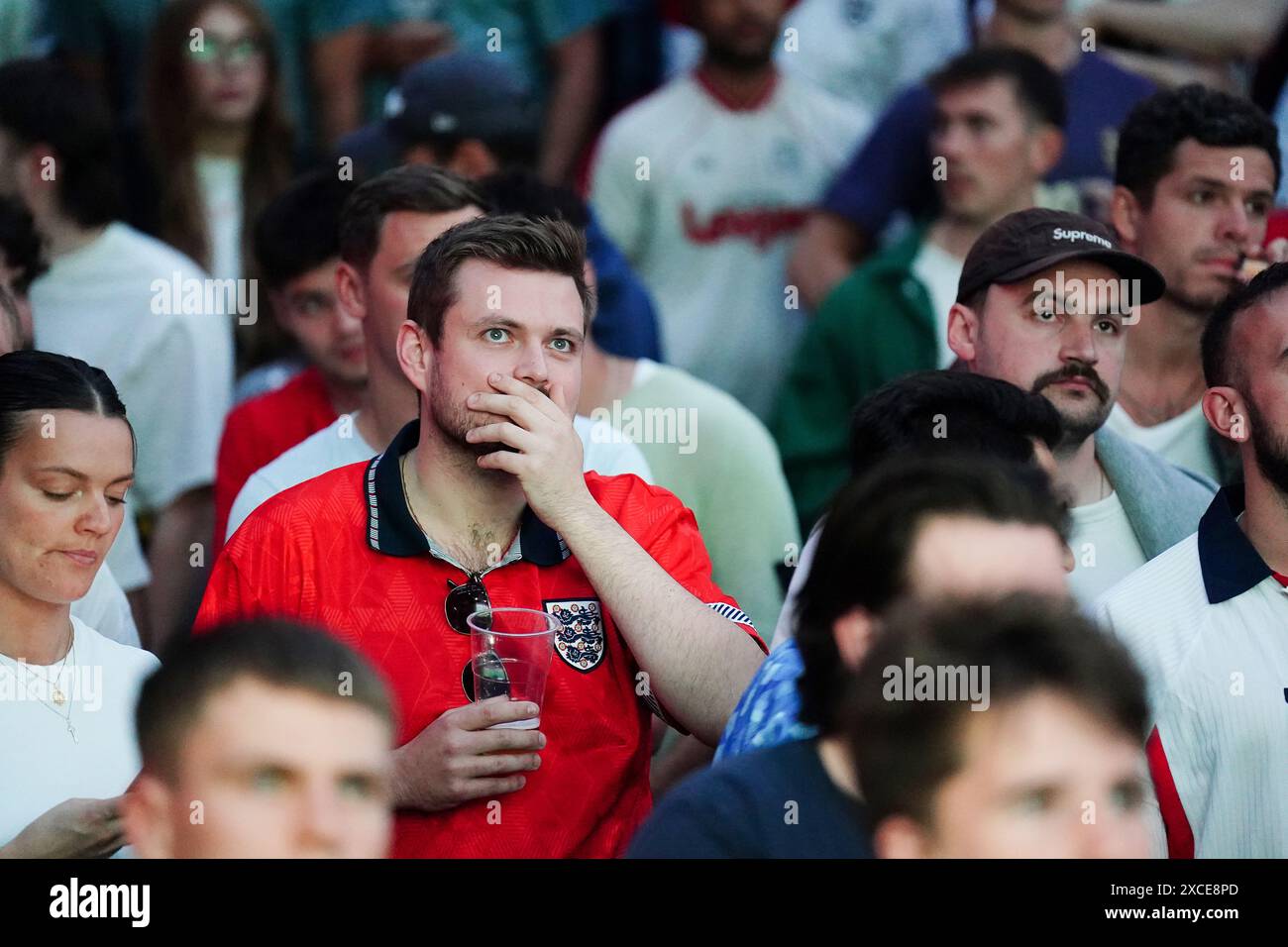 Fans im 4theFans Greenwich Fan Park in London sehen sich das Spiel der UEFA Euro 2024 Gruppe C zwischen Serbien und England an. Bilddatum: Sonntag, 16. Juni 2024. Stockfoto