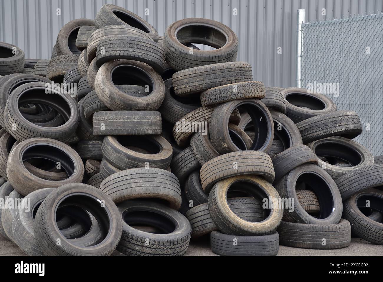 Stapel alter Autoreifen. Gummireifen für Gebrauchtwagen. Recycling von Gummi. Stockfoto