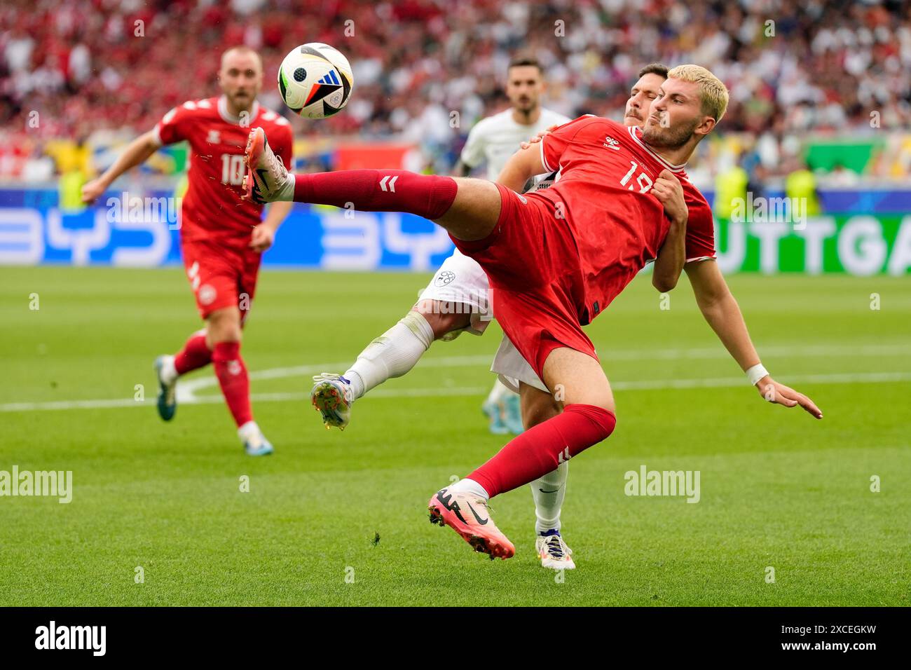 Der dänische Jonas Wind und der slowenische Erik Janza kämpfen während des Gruppenspiels der UEFA Euro 2024 in der Stuttgart Arena um den Ball. Bilddatum: Sonntag, 16. Juni 2024. Stockfoto