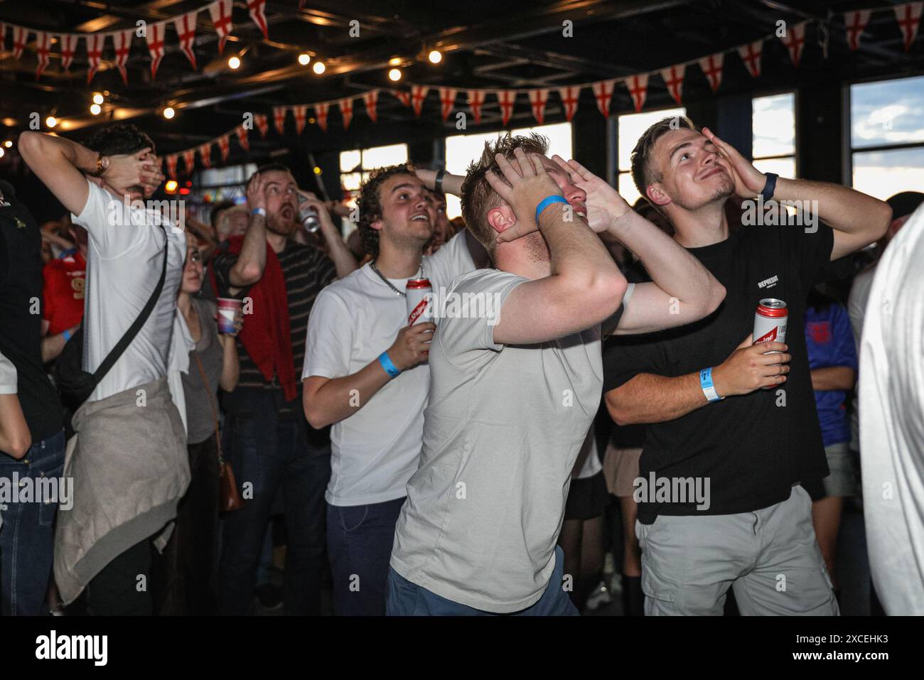 London, Großbritannien. Juni 2024. Die englischen Fans feiern den Sieg ihrer Mannschaft gegen Serbien mit 1:0. Fußballfans sehen das Spiel England gegen Serbien, das Eröffnungsspiel der englischen Euro 2024, im 4TheFans Dalston Roof Park in London. Quelle: Imageplotter/Alamy Live News Stockfoto