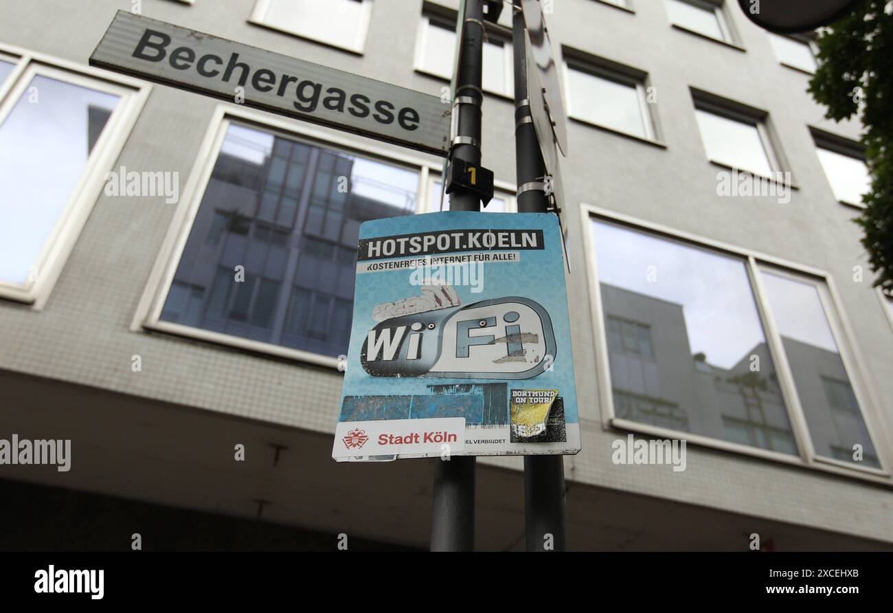 Ein Schild an einem Laternenpfahl in der Bechergasse weist darauf hin, dass hier von der Stadt Köln der kostenlose Zugang zum Internet für alle Bürger und Besucher möglich ist. Köln Nordrhein-Westfalen *** Ein Schild an einem Ampelkreuz in der Bechergasse weist darauf hin, dass die Stadt Köln allen Bürgern und Besuchern kostenlosen Internetzugang zur Verfügung stellt Stockfoto