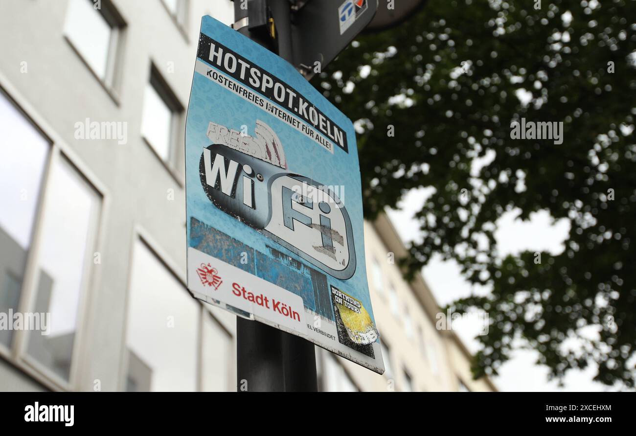 Ein Schild an einem Laternenpfahl in der Bechergasse weist darauf hin, dass hier von der Stadt Köln der kostenlose Zugang zum Internet für alle Bürger und Besucher möglich ist. Köln Nordrhein-Westfalen *** Ein Schild an einem Ampelkreuz in der Bechergasse weist darauf hin, dass die Stadt Köln allen Bürgern und Besuchern kostenlosen Internetzugang zur Verfügung stellt Stockfoto