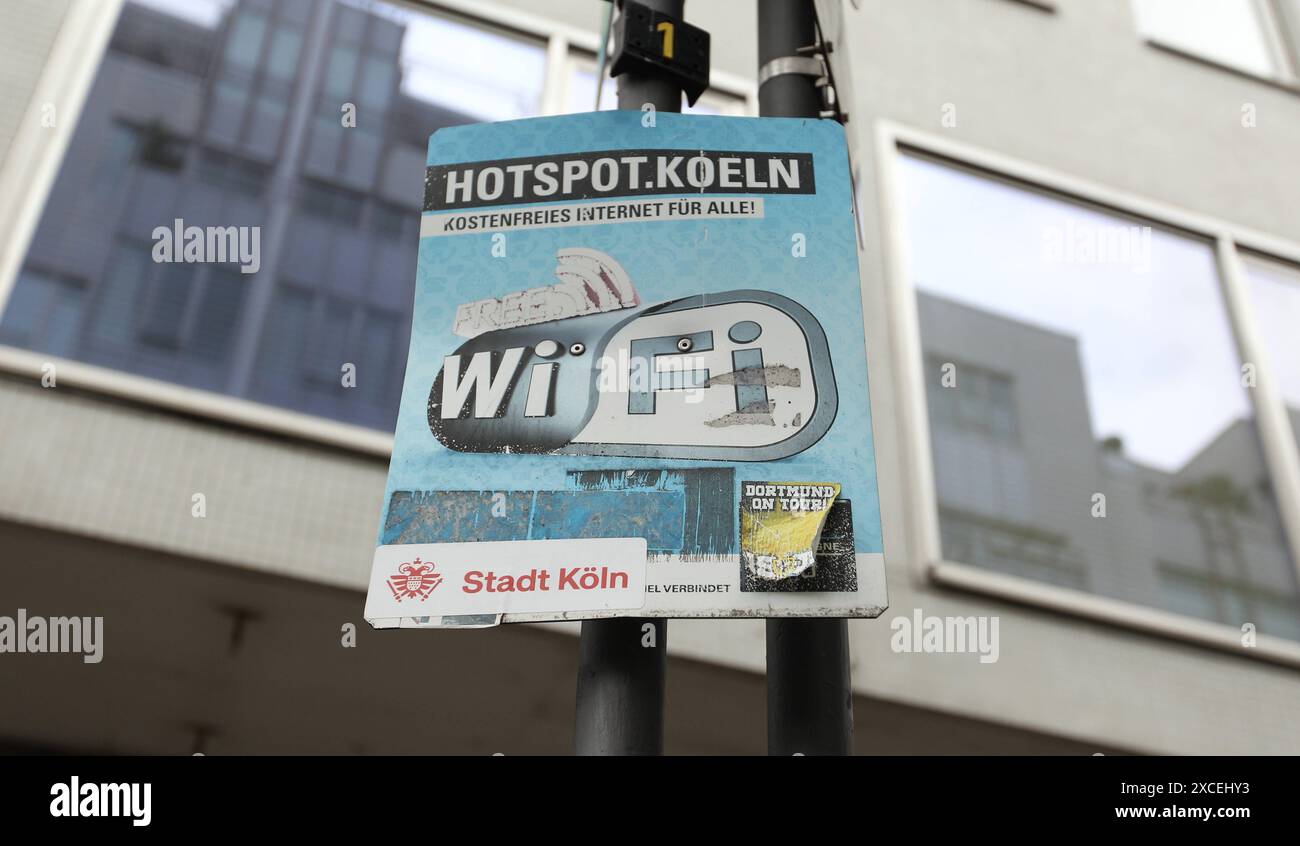 Ein Schild an einem Laternenpfahl in der Bechergasse weist darauf hin, dass hier von der Stadt Köln der kostenlose Zugang zum Internet für alle Bürger und Besucher möglich ist. Köln Nordrhein-Westfalen *** Ein Schild an einem Ampelkreuz in der Bechergasse weist darauf hin, dass die Stadt Köln allen Bürgern und Besuchern kostenlosen Internetzugang zur Verfügung stellt Stockfoto
