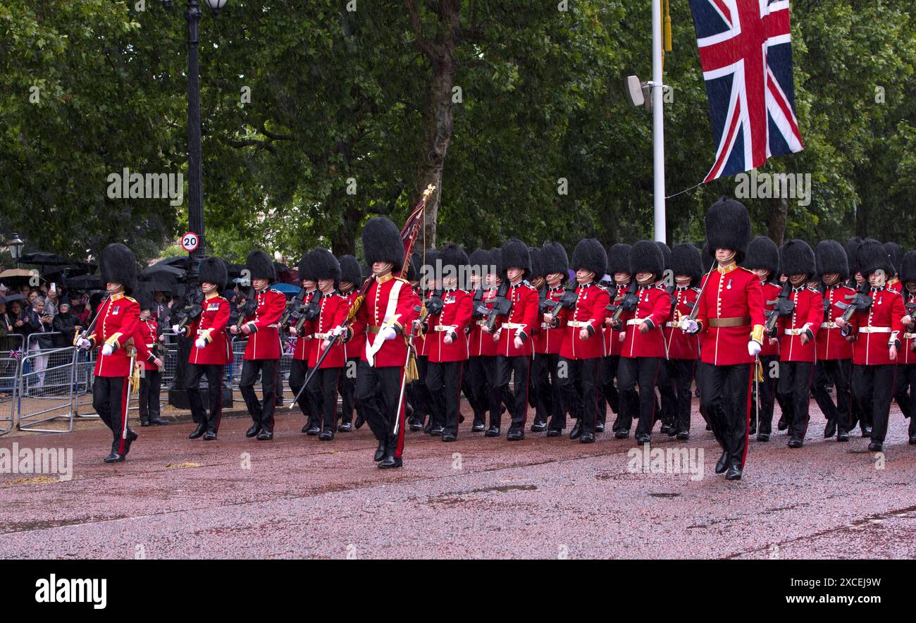 Irish Guards marschieren mit The Colour The Mall Trooping the Colour Color London 2024 Stockfoto