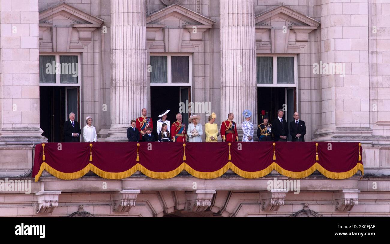 König Charles III. Königin Camila und die Königliche Familie auf dem Balkon Buckingham Palace Westminster London nach Trooping the Colour Color 2024 Stockfoto