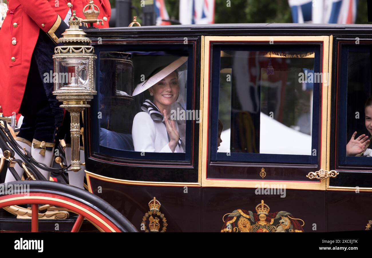 Kate Catherine Middleton Prinzessin von Wales Smiling winkend begleitete Prinz Louis Prinzessin Charlotte in Horse Draw Carriage Trooping the Colour 2024 Stockfoto