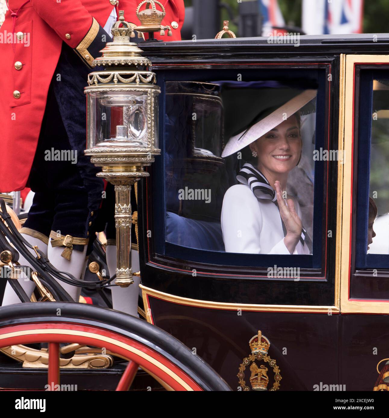 Kate Catherine Middleton Prinzessin von Wales lächelnd winkend begleitet von Prinz Louis in Horse Draw Carriage Trooping the Colour 2024 Stockfoto