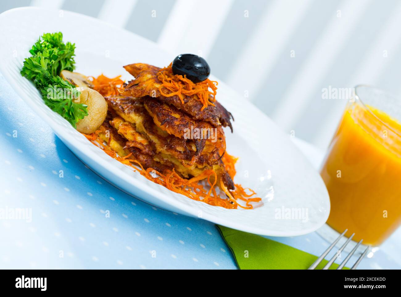 Karottenpasteten mit Karottensaft Stockfoto